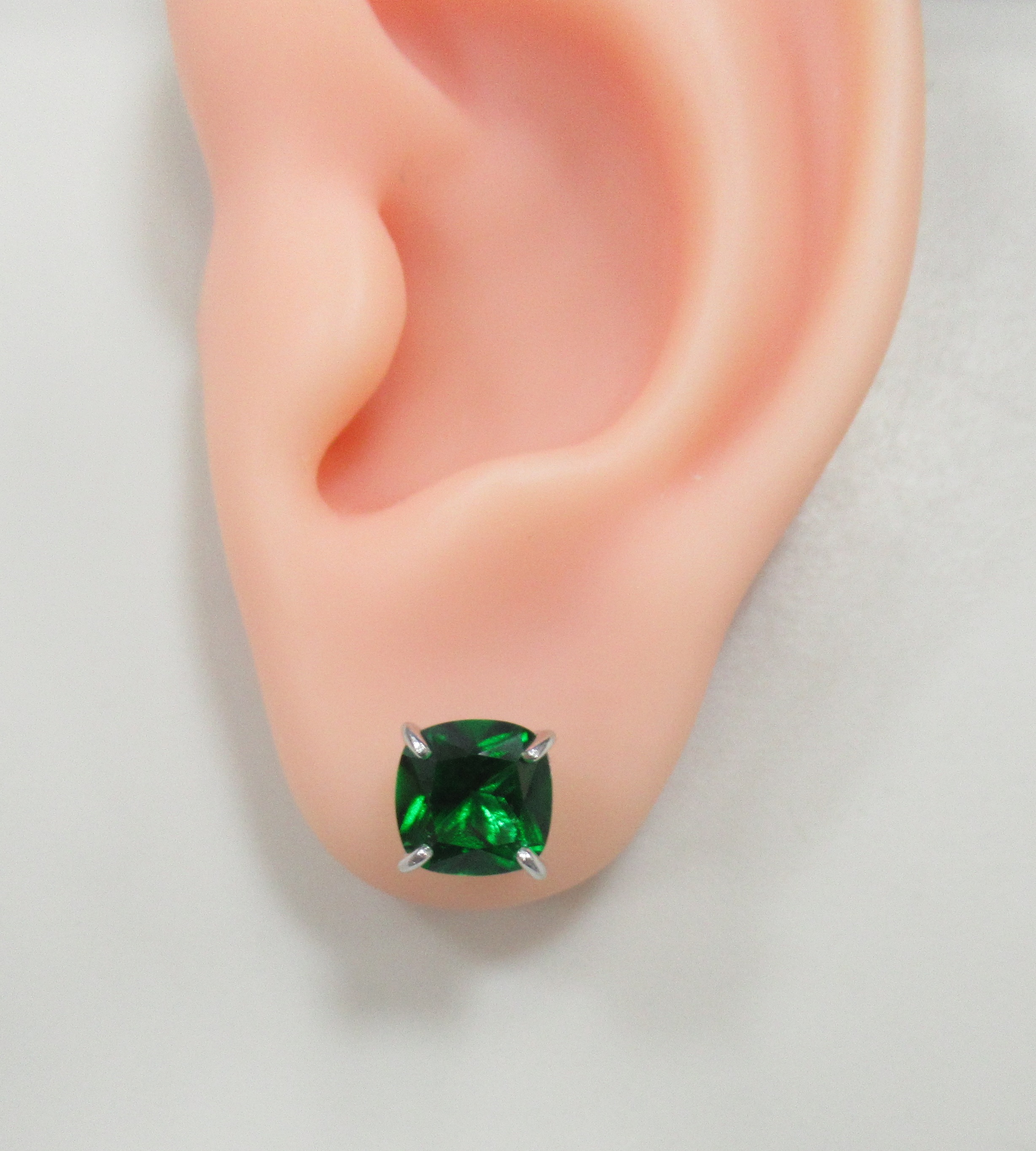 Серебряные серьги-пусеты с зелеными топазами